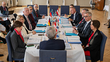 Bundesinnenministerin Faeser bei den Beratungen mit ihren Amtskolleginnen und -kollegen aus Liechtensteien, Luxemburg, Österreich und der Schweiz.